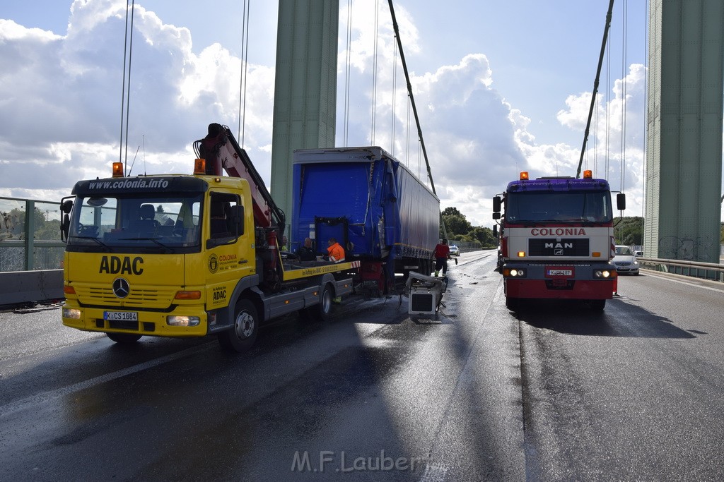 Schwerer LKW VU PKlemm A 4 Rich Olpe auf der Rodenkirchener Bruecke P485.JPG - Miklos Laubert